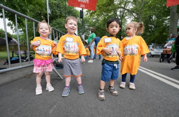 4 children prepare for the junior races at the Central Park Challenge in 2023
